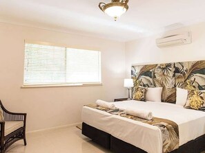 5 bedrooms, iron/ironing board, WiFi, bed sheets