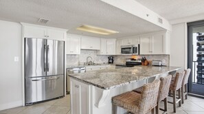 Refrigerador, microondas, placa de cocina, lavavajillas