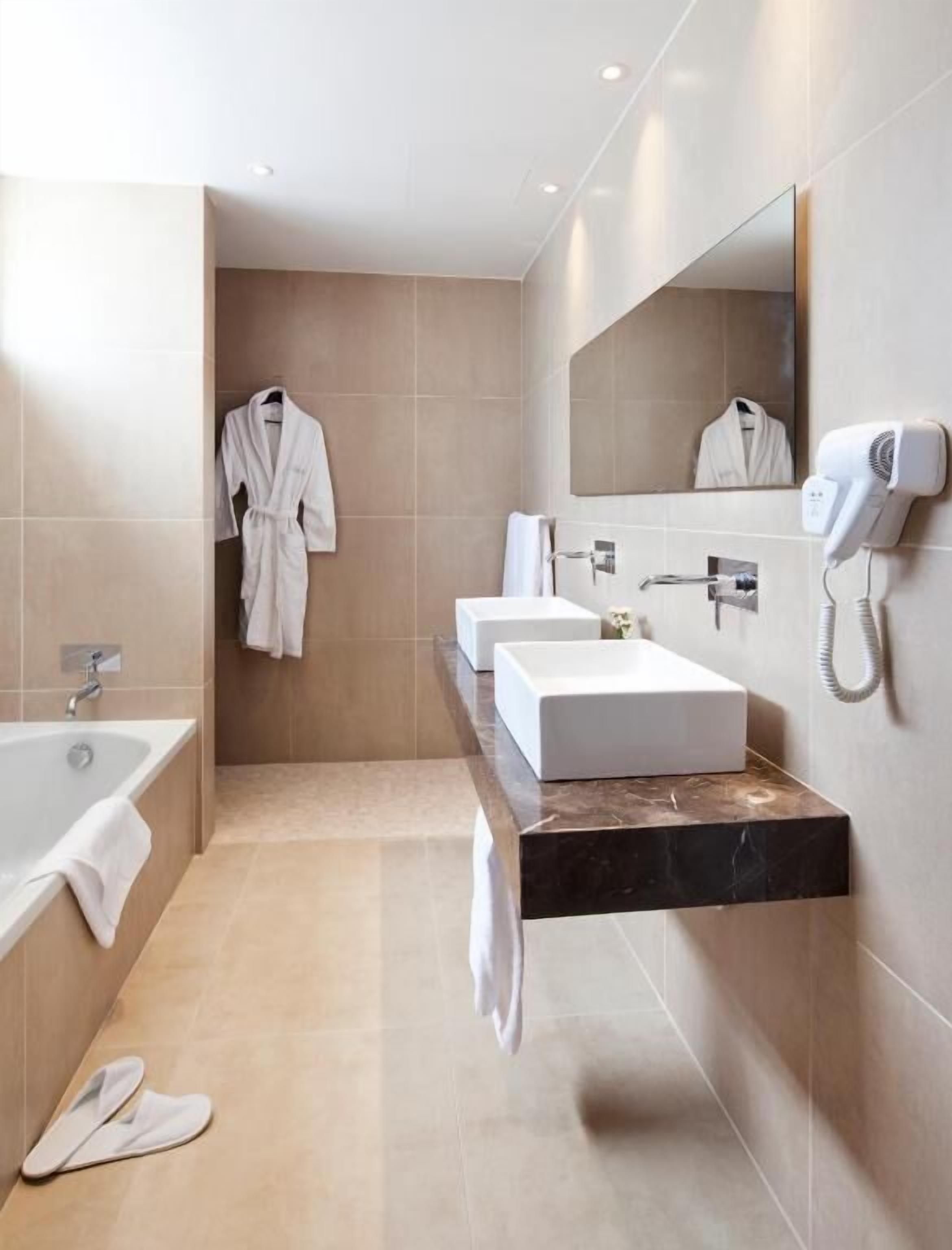superior suite (2 adults + 3 children) | bathroom | free toiletries, hair dryer, bathrobes, towels