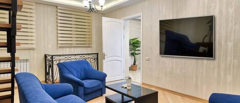 Smart TV, chimenea y oficina