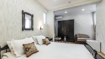 4 bedrooms, iron/ironing board, travel crib, free WiFi