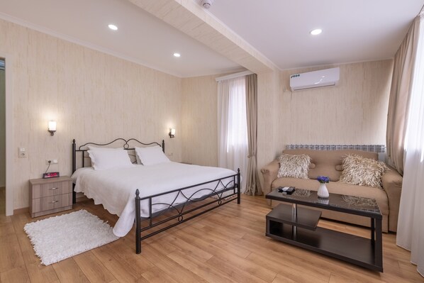 4 bedrooms, iron/ironing board, travel cot, free WiFi