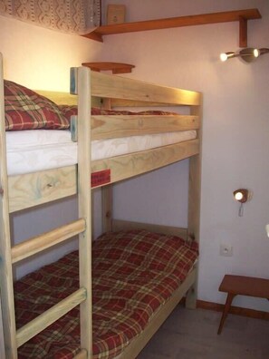 2 Schlafzimmer, Bügeleisen/Bügelbrett