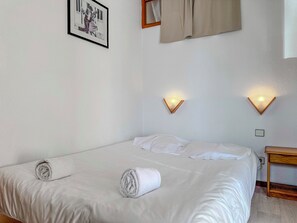 2 bedrooms, iron/ironing board