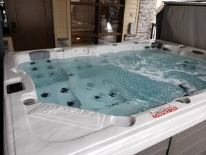 Outdoor spa tub