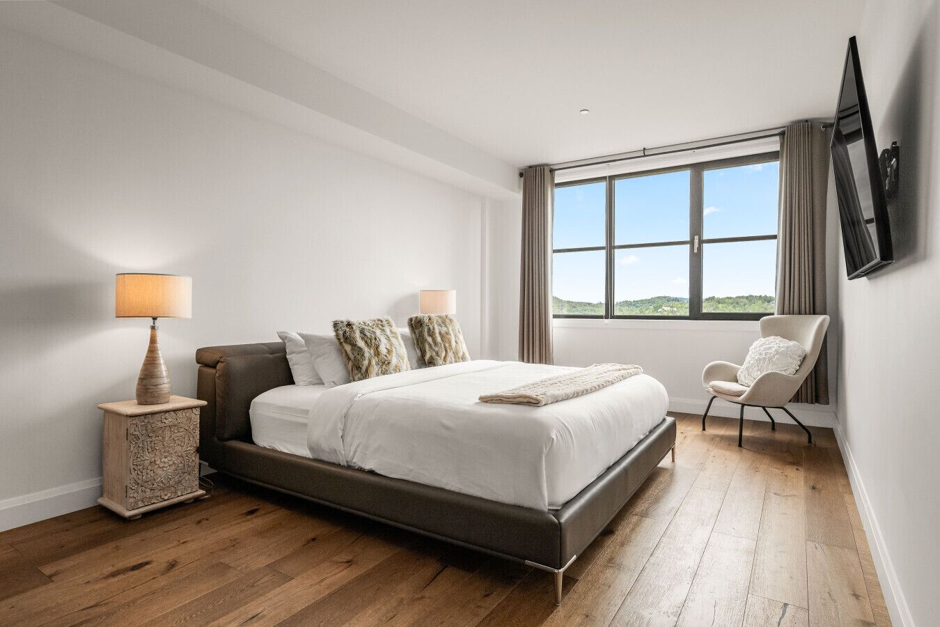 2 habitaciones, tabla de planchar con plancha y cuna de viaje 