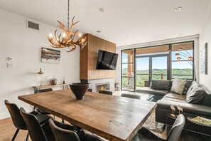 Smart TV, chimenea y estéreo 