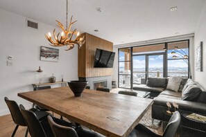 Smart TV, fireplace, stereo