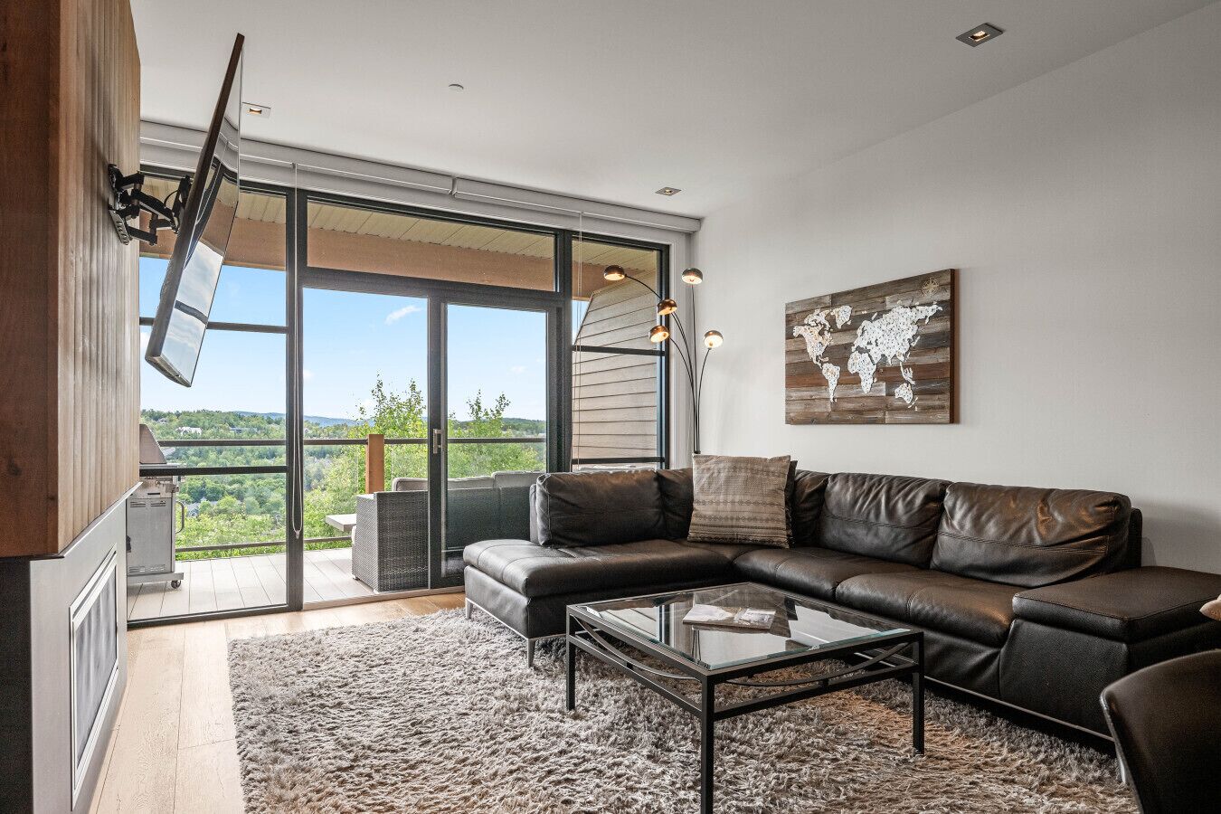 Smart TV, fireplace, stereo