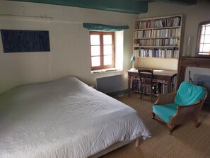 3 makuuhuonetta, työpöytä, vuodevaatteet