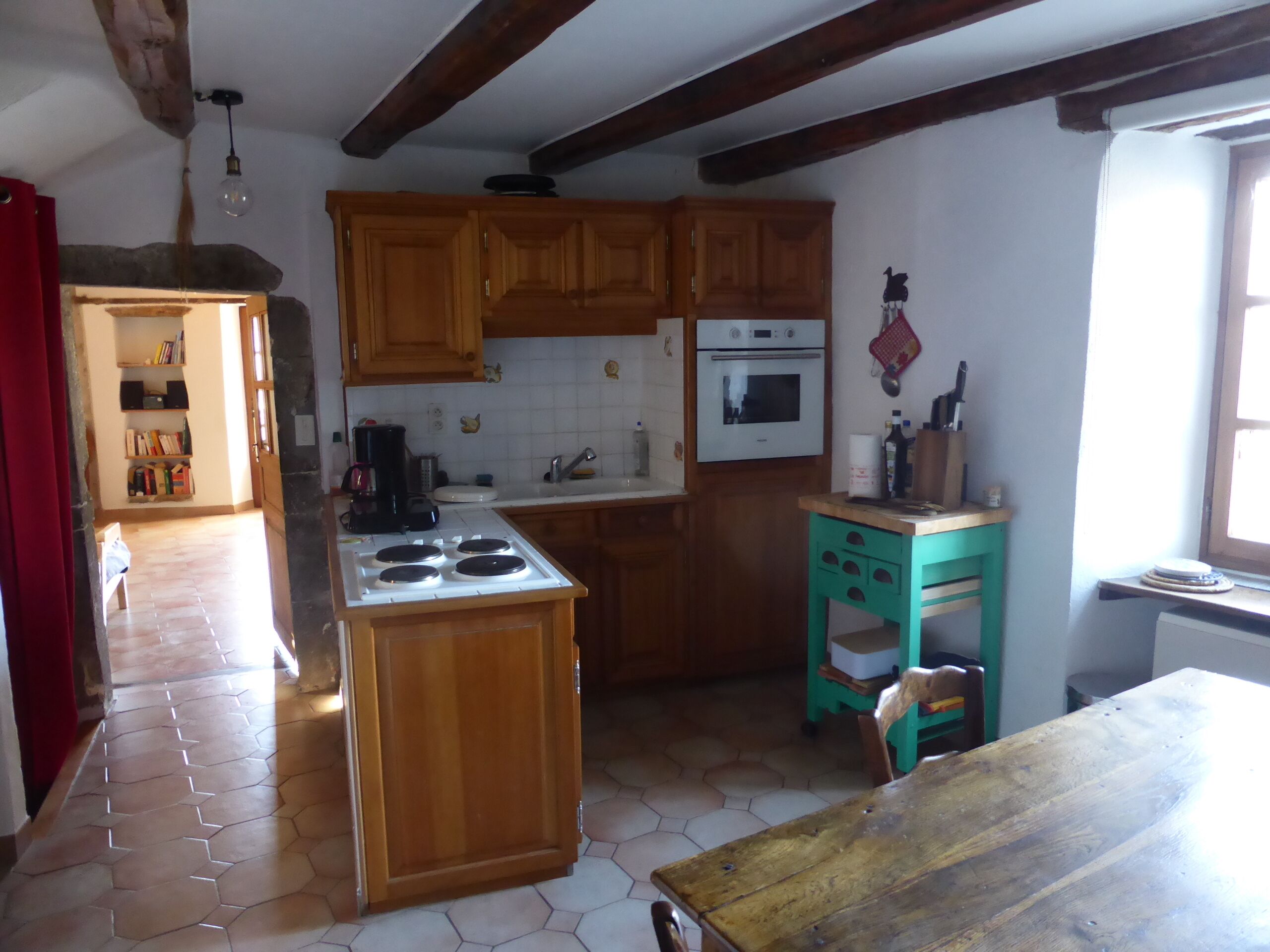Cozinha com armários de madeira, fogão e pia.