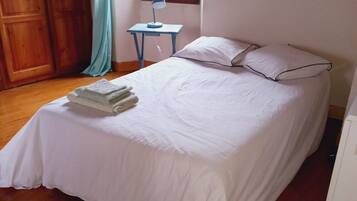 3 Schlafzimmer, Schreibtisch, Bettwäsche