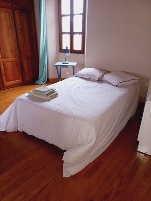 3 bedrooms, desk, bed sheets