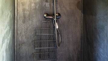 Een douche, een haardroger, handdoeken, zeep