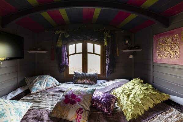 1 bedroom, travel cot, bed sheets