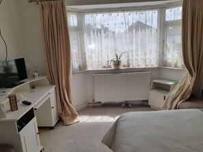 1 habitación, escritorio, tabla de planchar con plancha y ropa de cama 