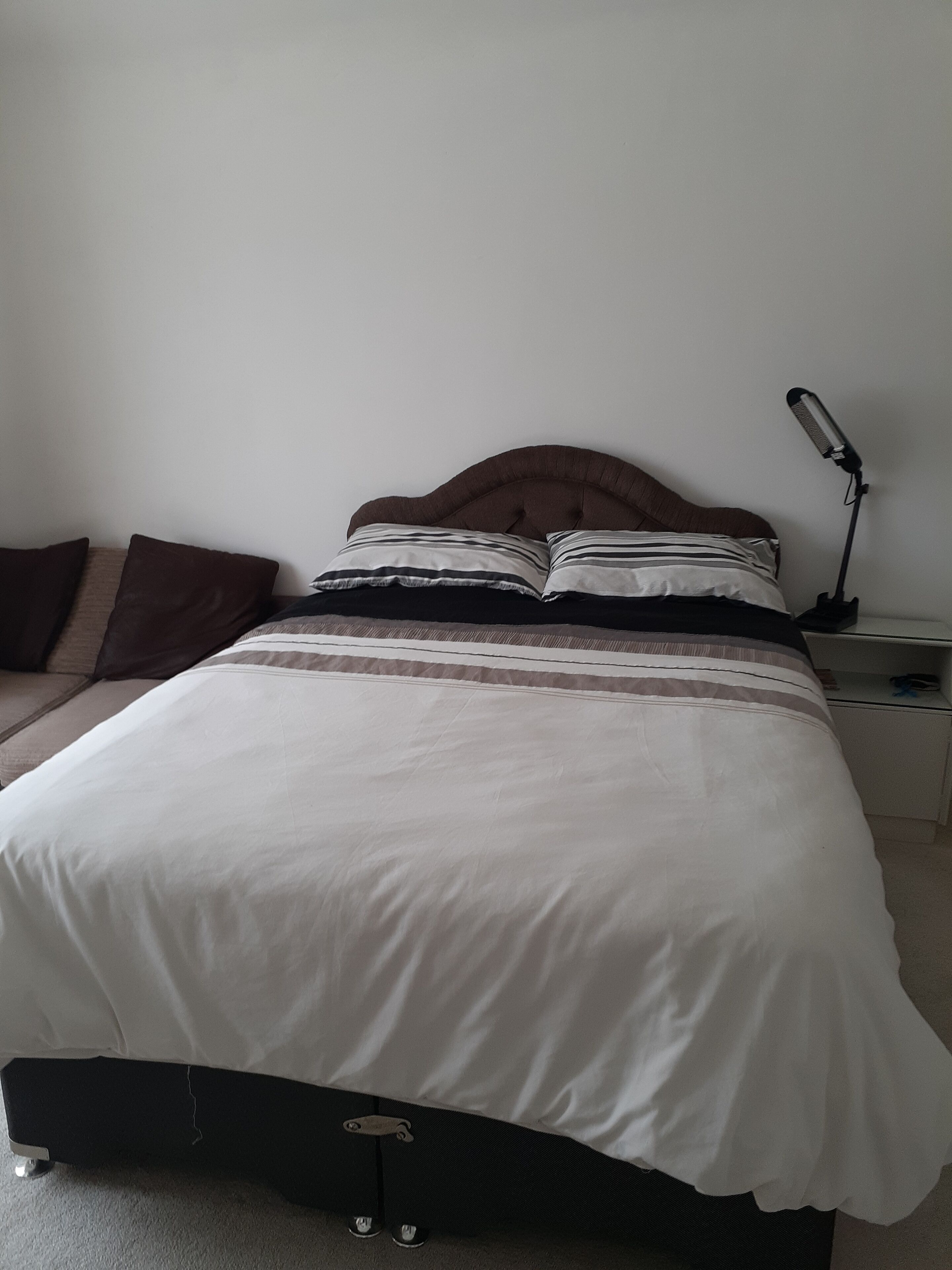 1 soveværelse, skrivebord, strygejern/strygebræt, sengetøj