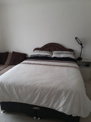 1 bedroom, desk, iron/ironing board, bed sheets - Homesweethome (Watford)