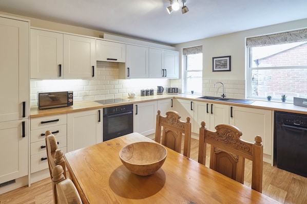 Maison | Cuisine privée | Réfrigérateur, micro-ondes, four, plaque de cuisson