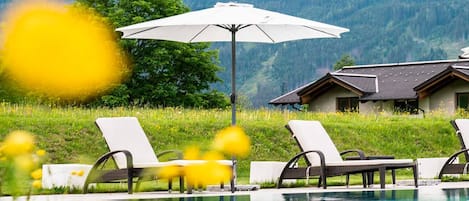 Een buitenzwembad en een verwarmd zwembad