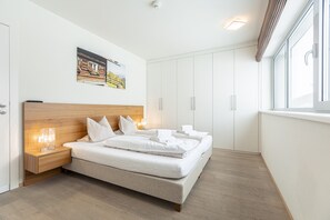 1 dormitorio, caja fuerte, tabla de planchar con plancha y cuna de viaje