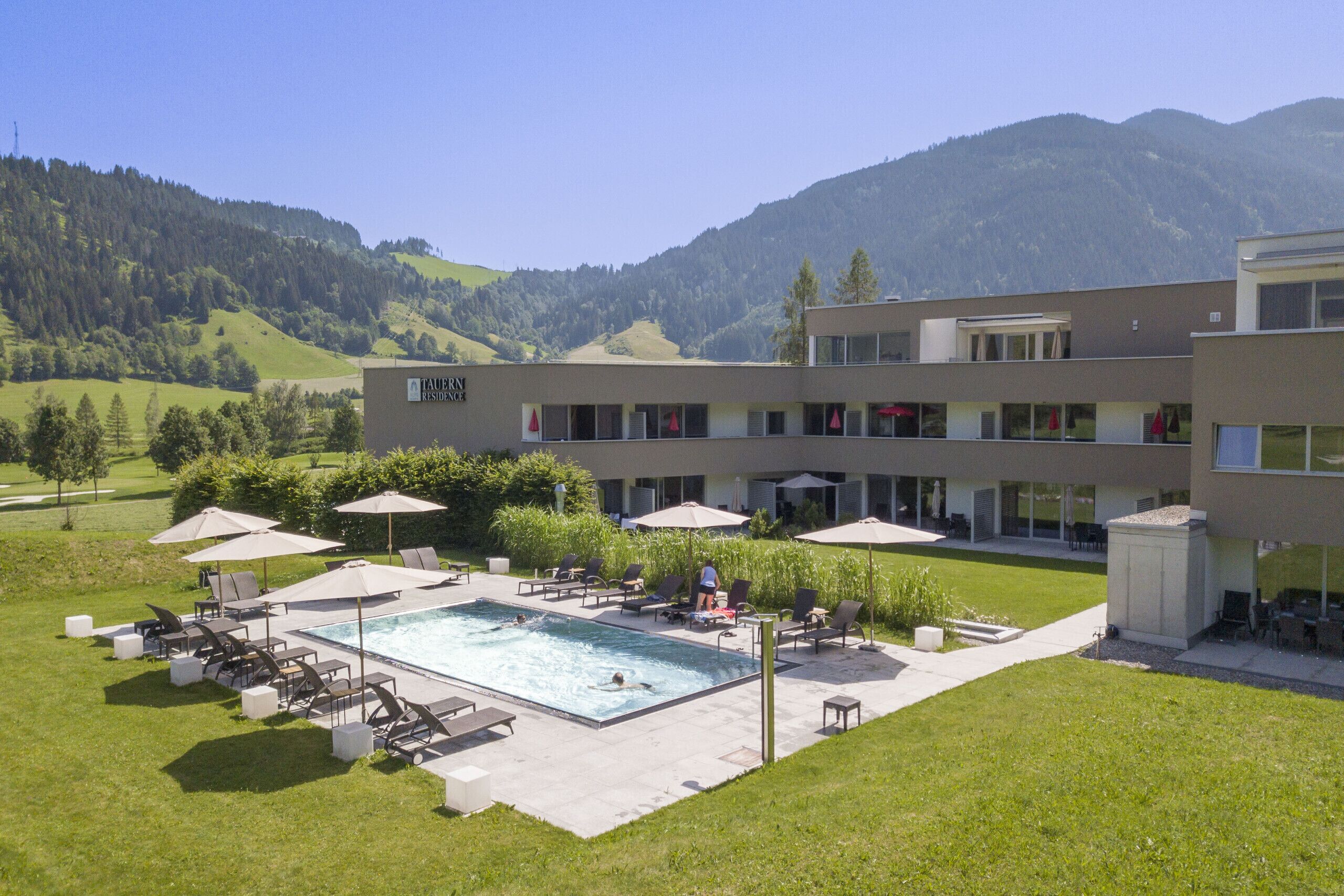 Una piscina al aire libre