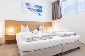 2 chambres, coffres-forts dans les chambres, fer et planche Ă repasser
