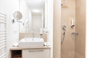 Een douche, een haardroger, handdoeken