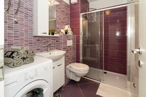 Appartement | Salle de bain | Douche, séchoir à cheveux, serviettes fournies