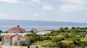 Una zona residencial costera con edificios y vegetación.