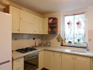 Kühlschrank, Ofen, Herdplatte, Kochgeschirr/Geschirr/Besteck