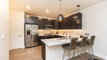 Geladeira, micro-ondas, fogão, cooktop