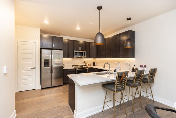 Een koelkast, een magnetron, een oven, een kookplaat