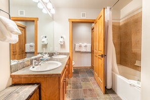Combined shower/bathtub, towels, soap, shampoo - River Run Village Condo is Only a Short Walk to Gondola, Shops and Dining! (Keystone)