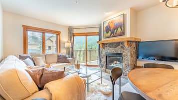 Televisión y chimenea