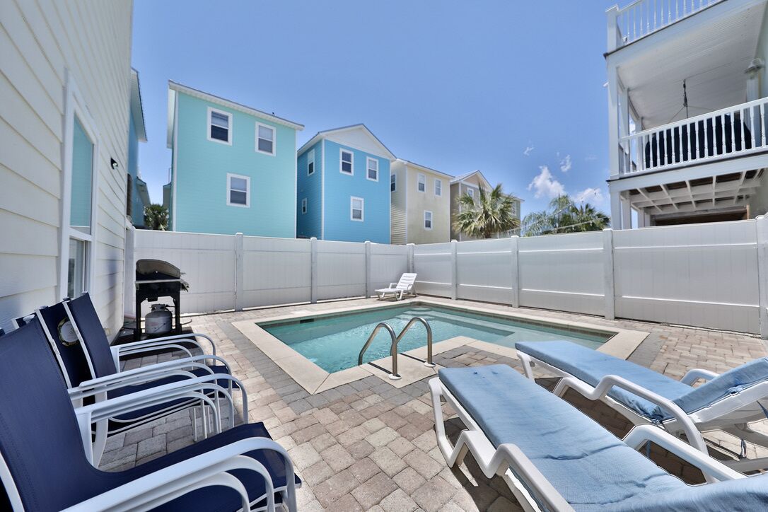 3 BR 3.5 BA + BUNK ROOM HOUSE PET FRIENDLY!  ! 1/2 Block off the Beach
