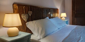 4 bedrooms, desk, soundproofing, iron/ironing board
