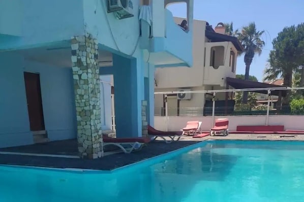 Piscine couverte, piscine extérieure, cabanons gratuits