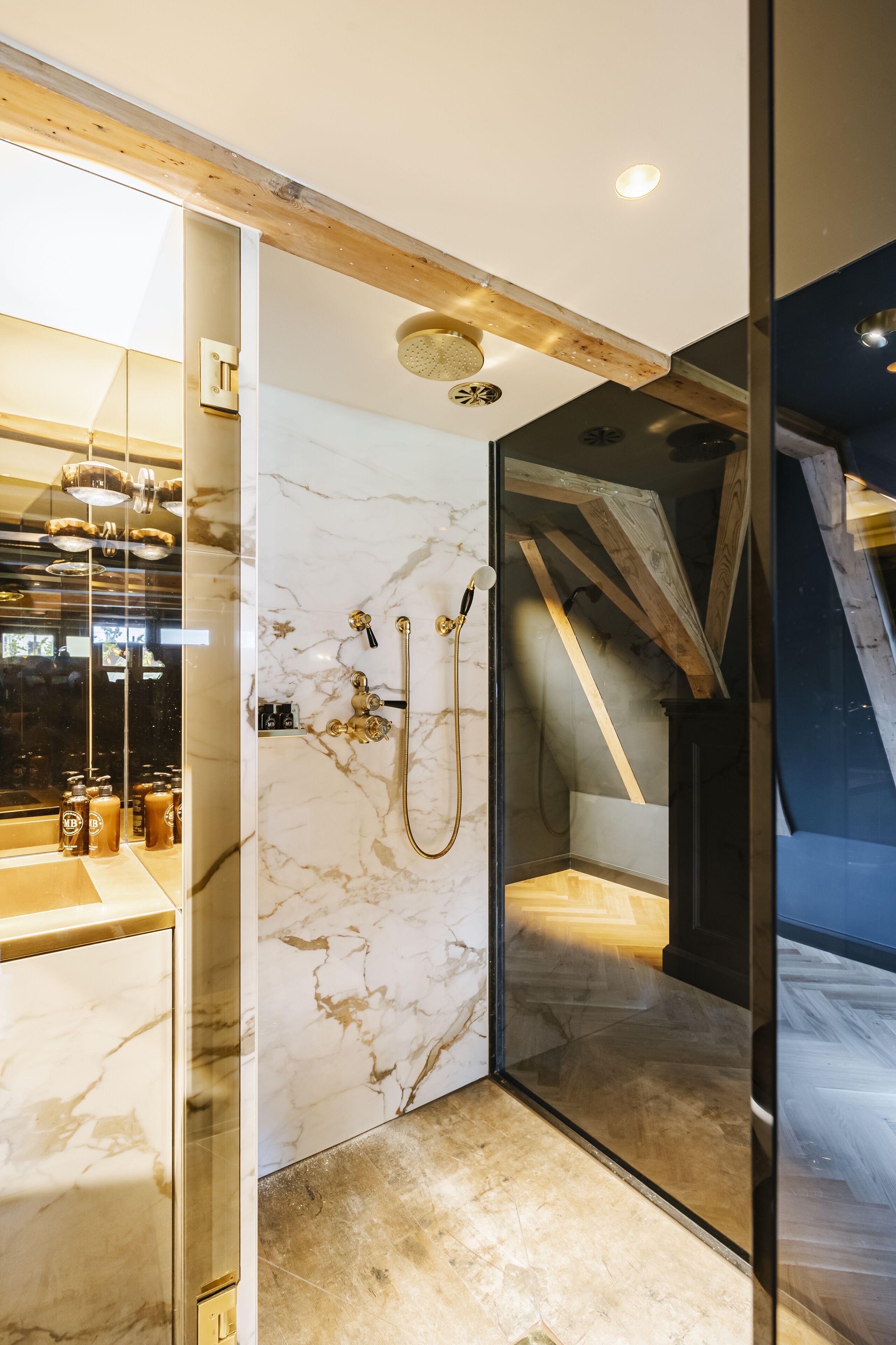 Signature-Doppelzimmer (Christiaan Huygens) | Badezimmer | Designer-Toilettenartikel, Haartrockner, Bademäntel, Hausschuhe