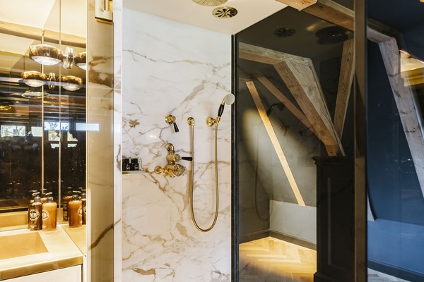 Signature-Doppelzimmer (Christiaan Huygens) | Badezimmer | Designer-Toilettenartikel, Haartrockner, Bademäntel, Hausschuhe
