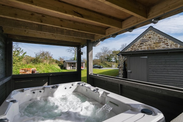 2 bedrooms - The Dairy - Luxury Cottage Hot Tub and Summer House Countryside Views Pet Friendly (Narberth)