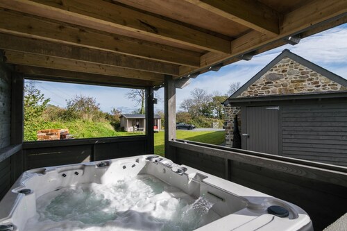 The Dairy - Luxury Cottage Hot Tub and Summer House Countryside Views Pet Friendly