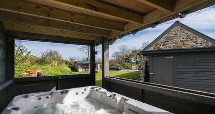 The Dairy - Luxury Cottage Hot Tub and Summer House Countryside Views Pet Friendly