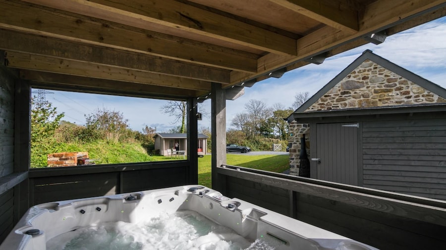 The Dairy - Luxury Cottage Hot Tub and Summer House Countryside Views Pet Friendly