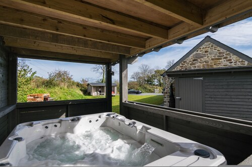 The Dairy - Luxury Cottage Hot Tub and Summer House Countryside Views Pet Friendly
