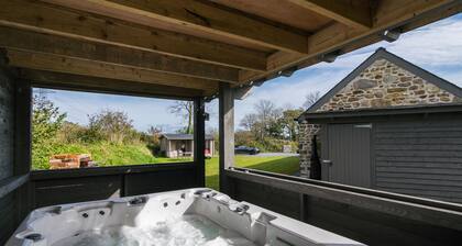 The Dairy - Luxury Cottage Hot Tub and Summer House Countryside Views Pet Friendly