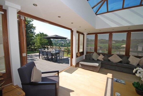 House | 4 bedrooms - Oaktree Lodge - Luxury Cottage Hot Tub Sea Views (Saundersfoot)