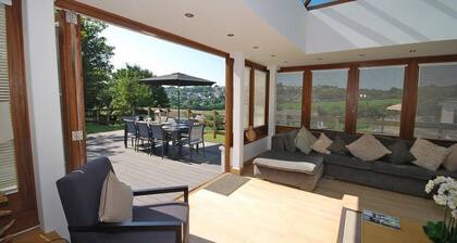 Oaktree Lodge - Luxury Cottage Hot Tub Sea Views