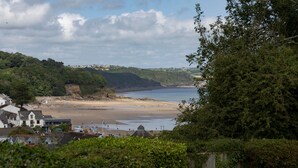 A coastal town with a sandy beach, houses, and lush greenery. - The Hawthorns - Large Luxury Cottage Hot Tub Sea Views (Saundersfoot)