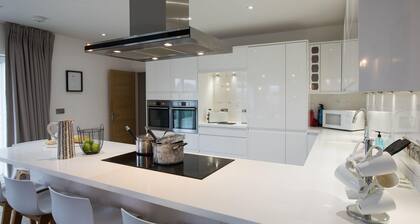 The Hawthorns - Large Luxury Cottage Hot Tub Sea Views